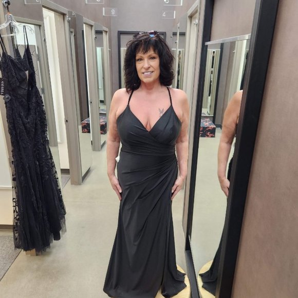 Black gown - Picture 4 of 10